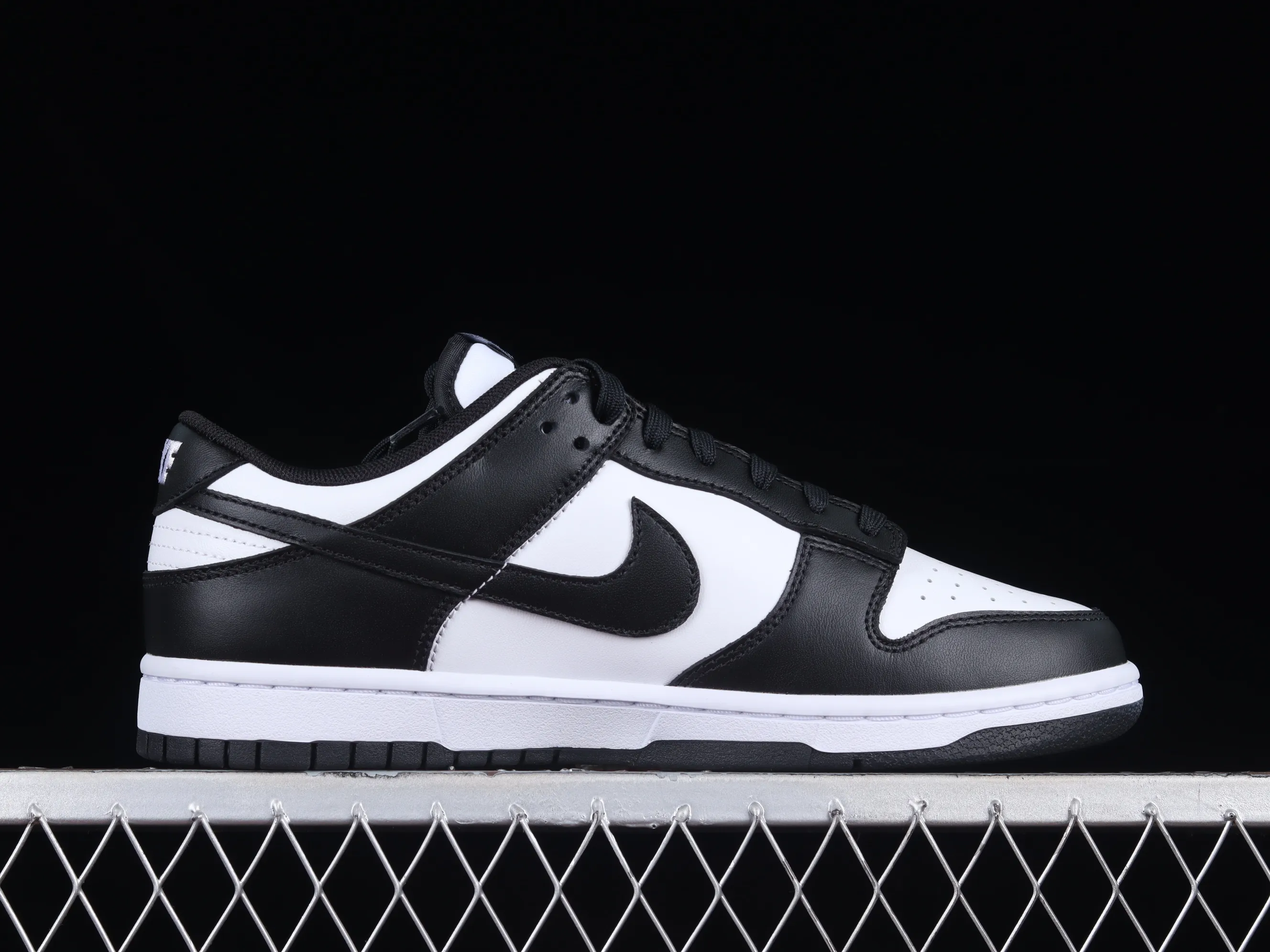 All categories Nk SB Dunk series Nk SB Dunk Low low-top sneakers M version Nk SB Dunk Low black and white panda SB smashed backboard fashion casual sneakers DD1391-100
